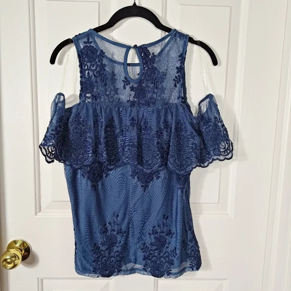 Francesca's Mi ami Sleeveless Cold Shoulder Frilly Lacy Indigo Top Medium - Picture 6 of 11